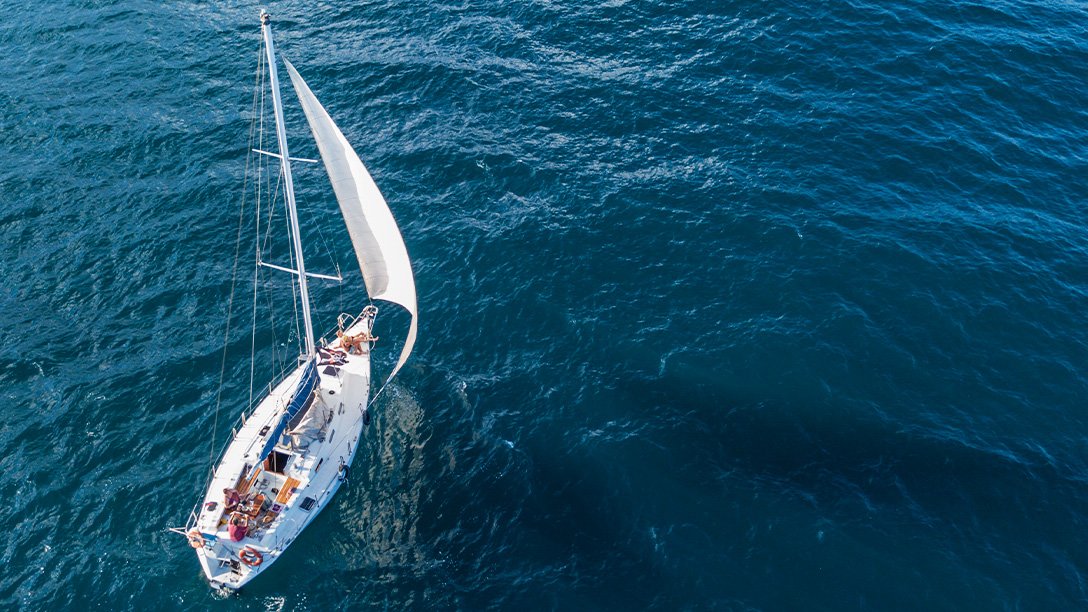 Ultimate guide to sailing gear for beginners: Stay safe and enjoy the waters!